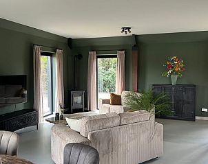 Comfortabele woonkamer in vakantiehuis in Spanga met ruime zitplaatsen en natuurlijk licht.