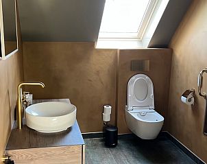 Stijlvolle badkamer in vakantiehuis in Spanga met moderne voorzieningen en natuurlijk licht.