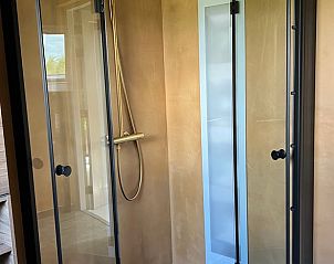 Luxe douche in vakantiehuis in Spanga met glazen deur en moderne afwerking.