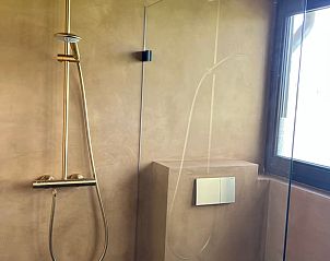 Moderne badkamer in vakantiehuis in Spanga met luxe douche en stijlvolle afwerking.