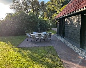 Buitenruimte vakantiehuis in Spanga met gezellig terras en groene tuin.