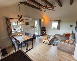 Gezellige woonkamer in Huisje in Nij Beets, vakantiewoning in Friesland, met moderne inrichting.