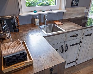 Moderne keuken in Huisje in Nij Beets, vakantieaccommodatie op het Friese platteland, met alle gemakken.