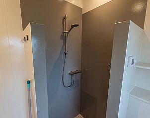Stijlvolle douche in Huisje in Nij Beets, vakantieaccommodatie op het Friese platteland.
