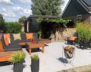 Ontspan op het terras van Vakantiehuisje in Nij Beets, omgeven door natuur.