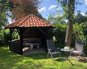 Rustieke zithoek in de tuin van Vakantiehuisje in Nij Beets, Friesland.