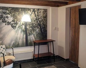 Gezellige binnenruimte van Vakantiehuisje in Nij Beets met boswanddecor.