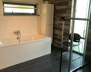 Luxe badkamer met ligbad in Vakantiehuisje in Nij Beets, Friesland.