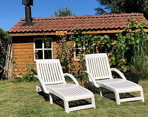 Zonnige ligstoelen bij de sauna van Vakantiehuisje in Nij Beets, Friesland.