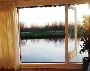 Prachtig uitzicht op het water vanuit Vakantiehuisje in Jirnsum, serene omgeving in Friesland.