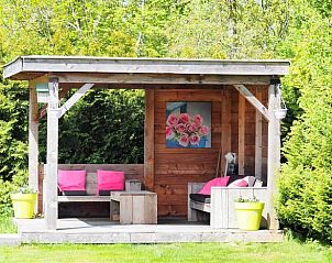 Schaduwrijke veranda in Vakantiehuisje in Jirnsum, ontspannen sfeer in Friesland.