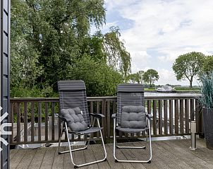 Hoofdslaapkamer met tweepersoonsbed in vakantiehuis FR422, Schoterzijl, Friesland