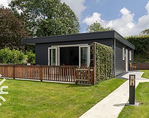 Eethoek met uitzicht op de tuin in vakantiehuis FR423, Schoterzijl, Friesland.