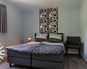 Stijlvolle woonkamer in vakantiehuis FR423, Schoterzijl, Friesland met comfortabele zitplaatsen.