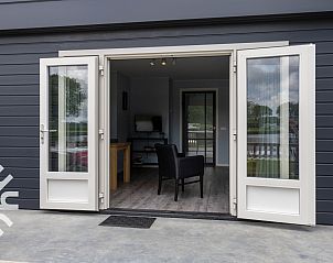 Moderne douche in vakantiehuis FR423, Schoterzijl, Friesland met witte tegels.