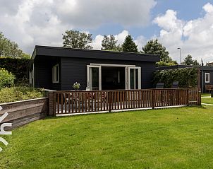 Boten aan de aanlegsteiger bij vakantiehuis FR423, Schoterzijl, Friesland.