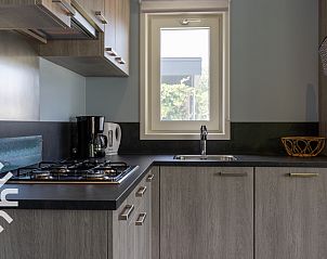 Keuken en gang in vakantiehuis FR423, Schoterzijl, Friesland met moderne afwerking.