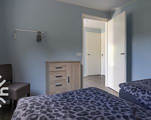 Open keuken en zithoek in vakantiehuis FR423, Schoterzijl, Friesland met moderne inrichting.