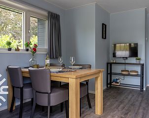 Zonnig terras met stoelen bij vakantiehuis FR423, Schoterzijl, Friesland.