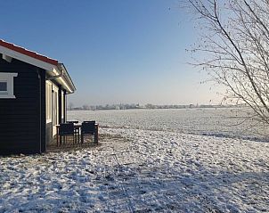 Winterlandschap rondom Huisje in Swichum met besneeuwde velden in Friesland.