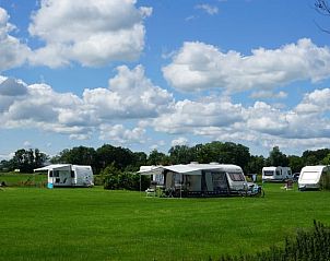 Kampeerterrein met caravans in de buurt van Huisje in Swichum, op het Friese platteland, Friesland.