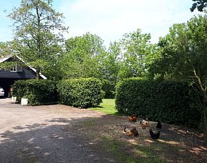 Huisje in Gersloot, vakantieaccommodatie in Friesland met landelijke oprit en schuur.
