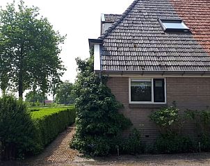 Rustieke zijgevel van Huisje in Gersloot, vakantiehuis op het Friese platteland.