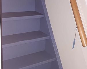 Houten trap in Huisje in Gersloot, vakantiehuis in Friesland met authentieke details.