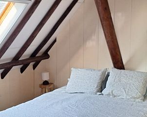 Sfeervolle slaapkamer in Huisje in Gersloot, vakantieaccommodatie in Friesland met houten balken.