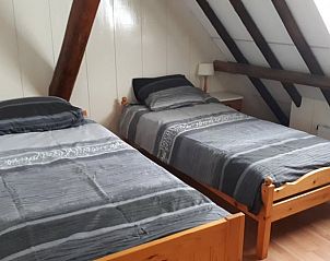 Tweepersoonsslaapkamer in Huisje in Gersloot, vakantiehuis in Friesland met houten bedden.