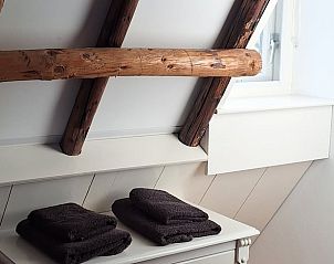 Gezellige hoek in Huisje in Gersloot, vakantieaccommodatie in Friesland met houten balken.