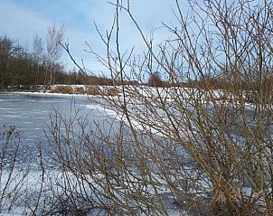 Bevroren landschap bij Huisje in Gersloot, vakantiehuis op het Friese platteland in de winter.