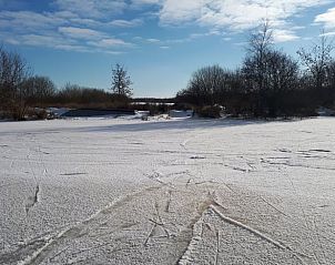 Besneeuwd landschap bij Huisje in Gersloot, vakantieaccommodatie in Friesland met winterse charme.
