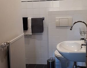 Stijlvolle badkamer in Huisje in Gersloot, vakantiehuis in Friesland met moderne voorzieningen.