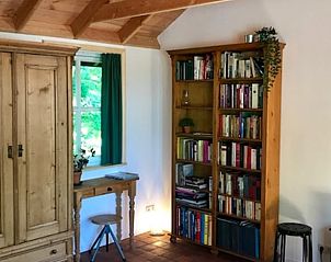 Sfeervolle leeshoek in Huisje in Winsum, vakantiehuis in het Friese platteland met boekenkast.