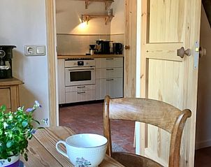 Knusse keuken in Huisje in Winsum, vakantiewoning in Friesland met houten details en moderne voorzieningen.