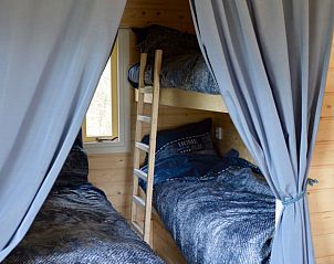 Gezellige slaapkamer met stapelbedden in vakantiehuisje in Oldeholtwolde, perfect voor een familievakantie in het Friese platteland.