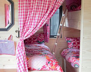 Sfeervolle slaapkamer met stapelbed in Vakantiehuis in Oldeholtwolde, Friesland, perfect voor gezinnen.