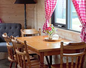 Gezellige eetruimte in Vakantiehuis in Oldeholtwolde, Friesland, met landelijke charme en uitzicht op de natuur.