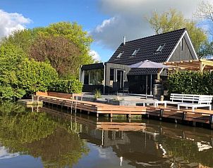 Vakantiehuisje in Bartlehiem aan het water met terras op het Friese platteland in Friesland.