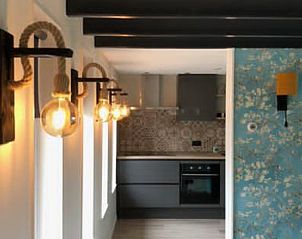 Stijlvolle keukenhoek in Vakantiehuisje in Bartlehiem met sfeervolle verlichting en moderne apparatuur.