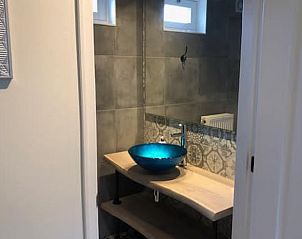 Elegante wastafel met blauwe kom in Vakantiehuisje in Bartlehiem op het Friese platteland.