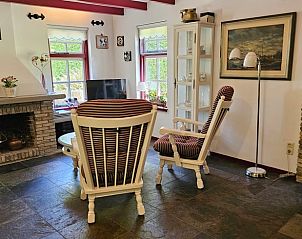 Knusse zithoek in Huisje in Jistrum met open haard en landelijke decoratie.