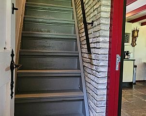 Trap naar de bovenverdieping in Huisje in Jistrum, Friesland.