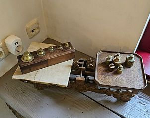 Antieke weegschaal als decoratie in Huisje in Jistrum, Friesland.