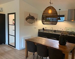 Moderne keuken in Huisje in Pingjum, vakantiehuis op het Friese platteland.
