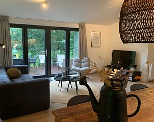 Comfortabele woonkamer in Huisje in Pingjum, vakantiehuis op het Friese platteland.