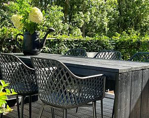 Buiten dineren in groene omgeving bij Huisje in Pingjum, vakantiehuis in Friesland.