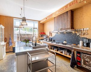 Moderne keuken in Vakantiehuisje in Boksum, Friesland, met uitgebreide kookfaciliteiten en houten interieur.