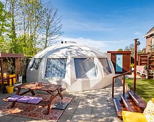 Unieke glamping dome bij Vakantiehuisje in Boksum, Friesland, omringd door natuur en voorzien van zitgelegenheid.